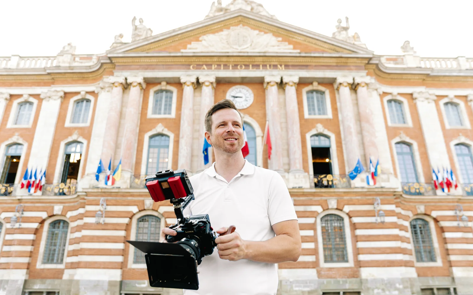 Nicolas Portes, chef opérateur, en tournage devant le Capitole de Toulouse