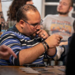Homme participant à un tournoi de jeu de cartes