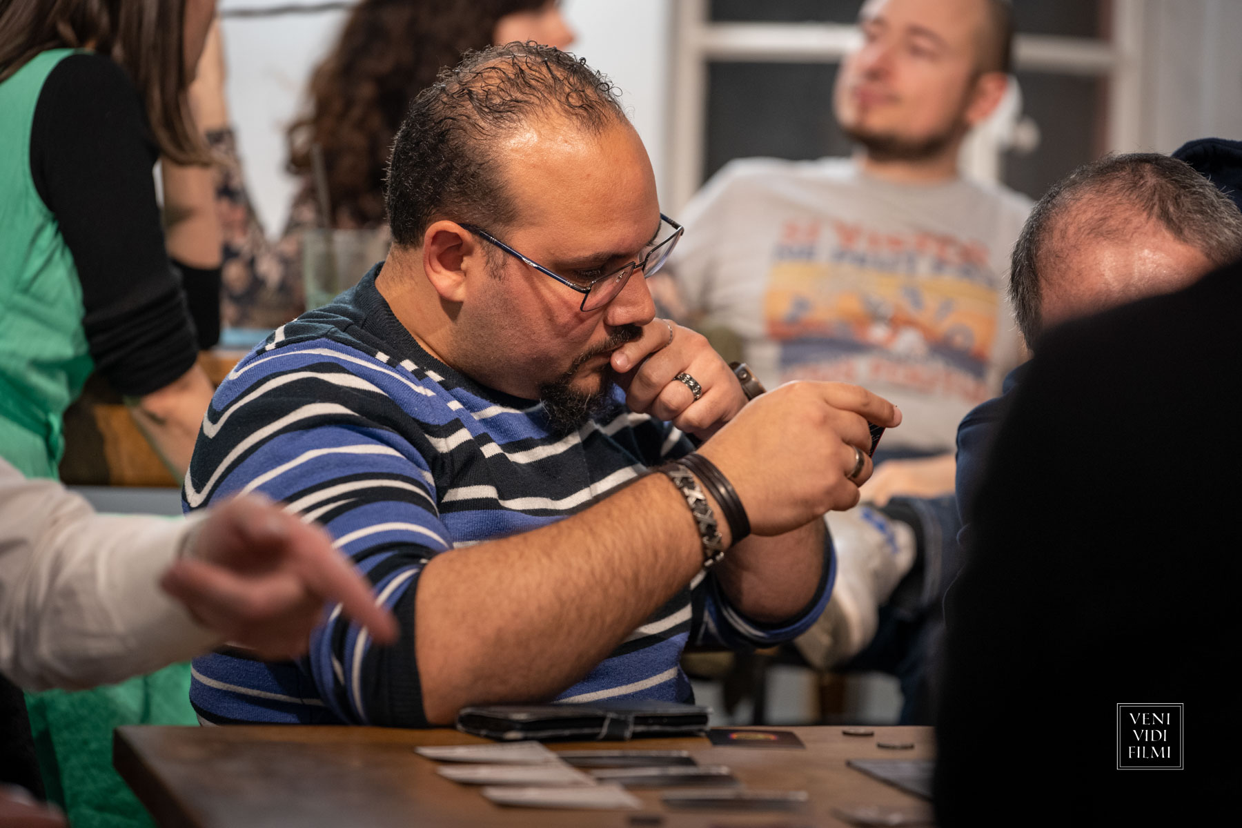 Homme participant à un tournoi de jeu de cartes